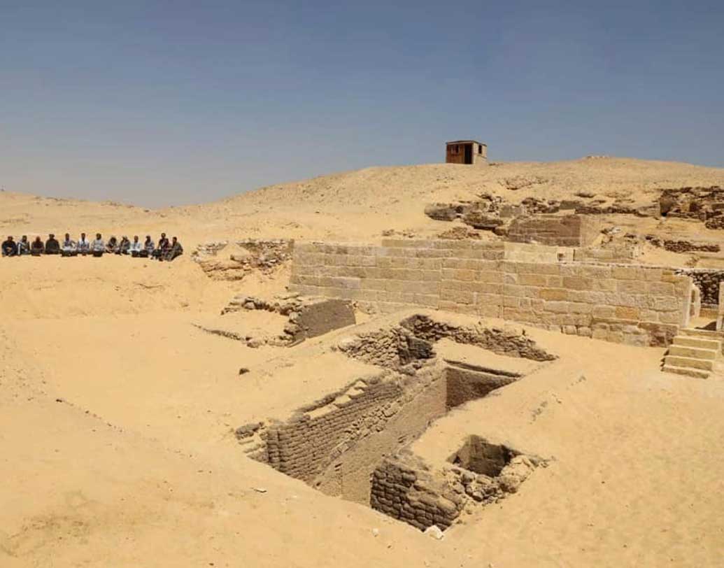 ২০১৮ সালের অগস্টে এই খননের কাজ শুরু করেছিল মিশরীয় আর্কিওলজিক্যাল মিশন টিম। ৪৫০ ঘন মিটার এলাকা জুড়ে খোঁড়ার পর সমাধিগুলো উদ্ধার হয়।