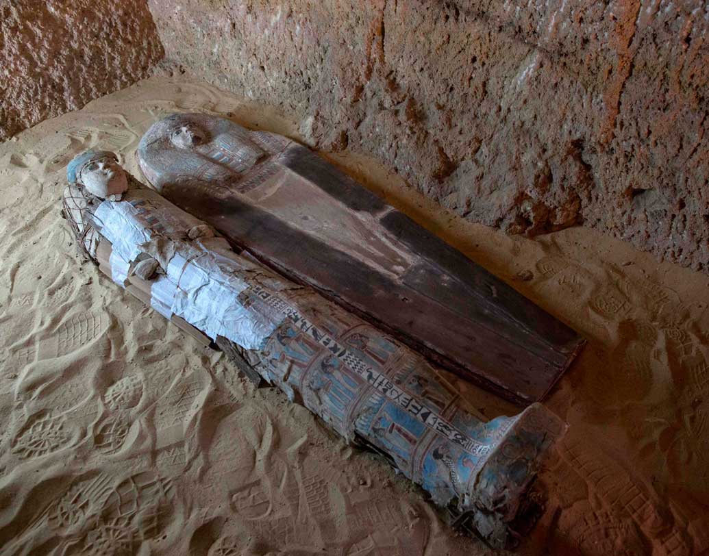 বিশেষজ্ঞরা জানিয়েছেন, সমাজে যাঁদের স্থান উঁচু, মৃত্যুর পর তাঁদের সম্মান দেওয়ার জন্য এই কাঠের বাক্সগুলোর উপর রাখা হয়, যাতে মাটি থেকে কিছুটা উঁচুতে রাখা হয় তাঁদের। কিন্তু পাশাপাশি দুই পুরোহিতের দেহ কেন রাখা ছিল, সে রহস্যের সমাধান এখনও মেলেনি।