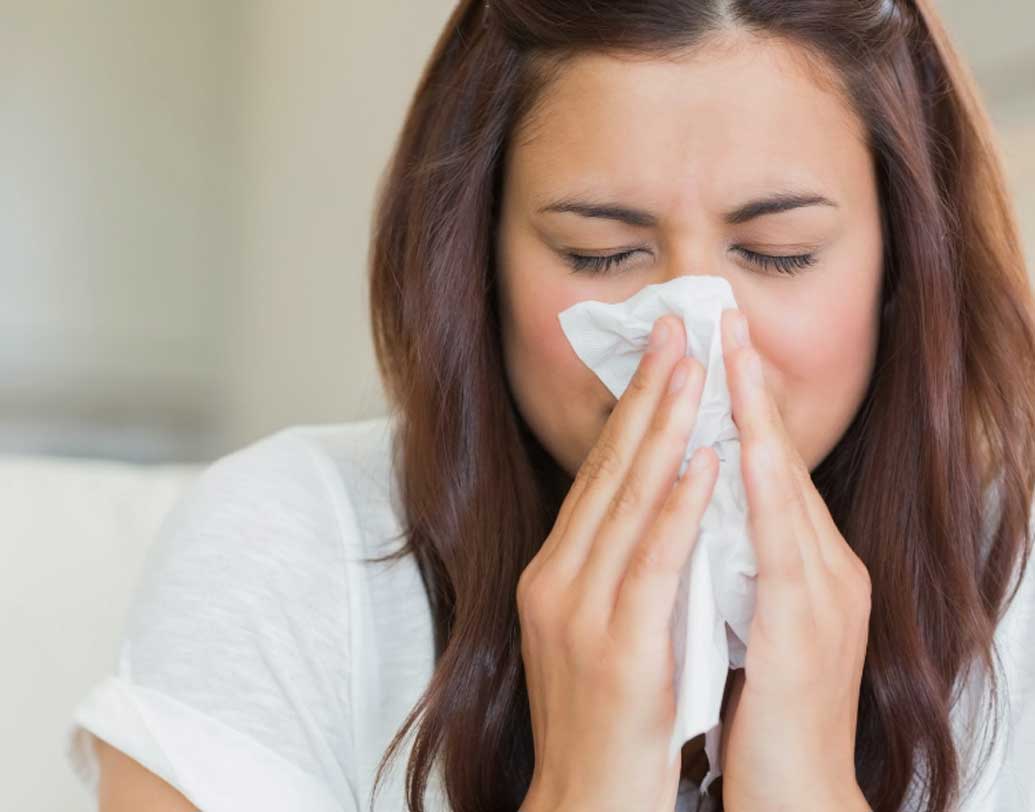 যদি বারবার হাঁচি হয়, বেশ অপ্রস্তুত হয়ে পড়েন অনেকে। তাই হাঁচি এলে কোনওক্রমে নাক-মুখে বন্ধ করে চাপার চেষ্টা করেন। হাঁচি সংক্রমণের ফল। হাঁচির সঙ্গে অনেক ব্যাকটিরিয়া, ভাইরাস বাইরে বেরিয়ে আসে।