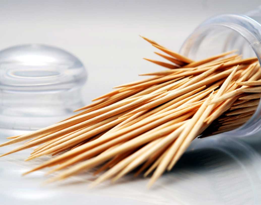 খাওয়ার পর টুথপিক ব্যবহারের অভ্যাস অনেকেরই রয়েছে। খাওয়ার পর দাঁতের ফাঁকে আটকে থাকা খাবার পরিষ্কার করা খুবই ভাল অভ্যাস। কিন্তু আপাত ভাল এই অভ্যাসটি আপনার মাড়ির ক্ষতি করে। মাড়ি ক্ষতিগ্রস্থ হয়ে নড়বড়ে হয়ে যেতে পারে দাঁতও।