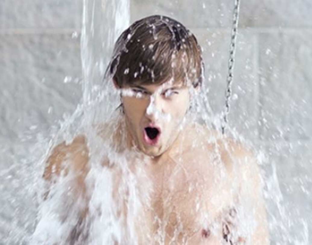 মাঝে মধ্যেই কি মাথার যন্ত্রণা হয় এবং ঝিমিয়ে পড়েন? একটু ভেবে দেখুন তো গরম জল দিয়ে শ্যাম্পু করেন কি না? কারণ গরম জল মাথায় ঢাললে শুধু যে চুলের ক্ষতি হয়, তা নয়। এই সমস্যাতেও ভুগতে পারেন।