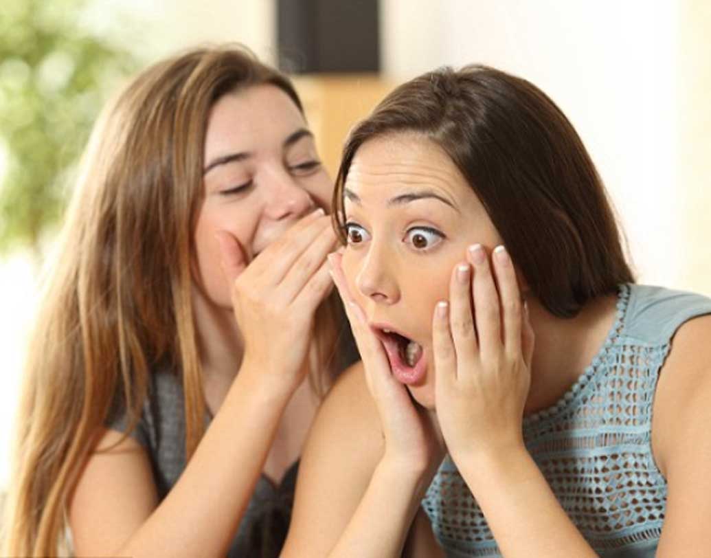 মাঝেমধ্যেই কি পাশে বসা সহকর্মীর কানে ফিসফিস করেন? গোপন কথা গোপন রাখার অন্য রাস্তা বার করে ফেলুন তা হলে। কারণ, এতে কিন্তু অজান্তেই স্বরযন্ত্রের ক্ষতি করছেন।