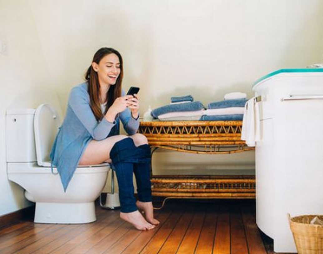 টয়লেট সিটে বসে ফোনে কথা বলার অভ্যাসও অনেকের রয়েছে। এই অভ্যাসে ব্যাকটিরিয়া সংক্রমণের আশঙ্কা অনেক বেশি এবং রক্তবাহিকাতেও চাপ সৃষ্টি করে।