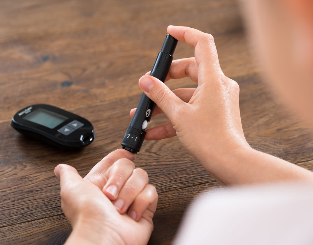 আম রক্তে চিনির মাত্রা বাড়িয়ে দেয়। এটি ফ্রুকটোজে ভরপুর। তাই যাঁরা ডায়াবিটিসের রোগী, তাঁদের পক্ষে আম বড় বিপদ হয়ে দেখা দিতে পারে। ব্লাড সুগার আয়ত্তে রাখতে তাই নিয়ম-নীতি ভেঙে ও চিকিৎসকের পরামর্শ ছাড়া আম একেবারেই নয়। খেলেও নিয়ন্ত্রণ রেখে খান।