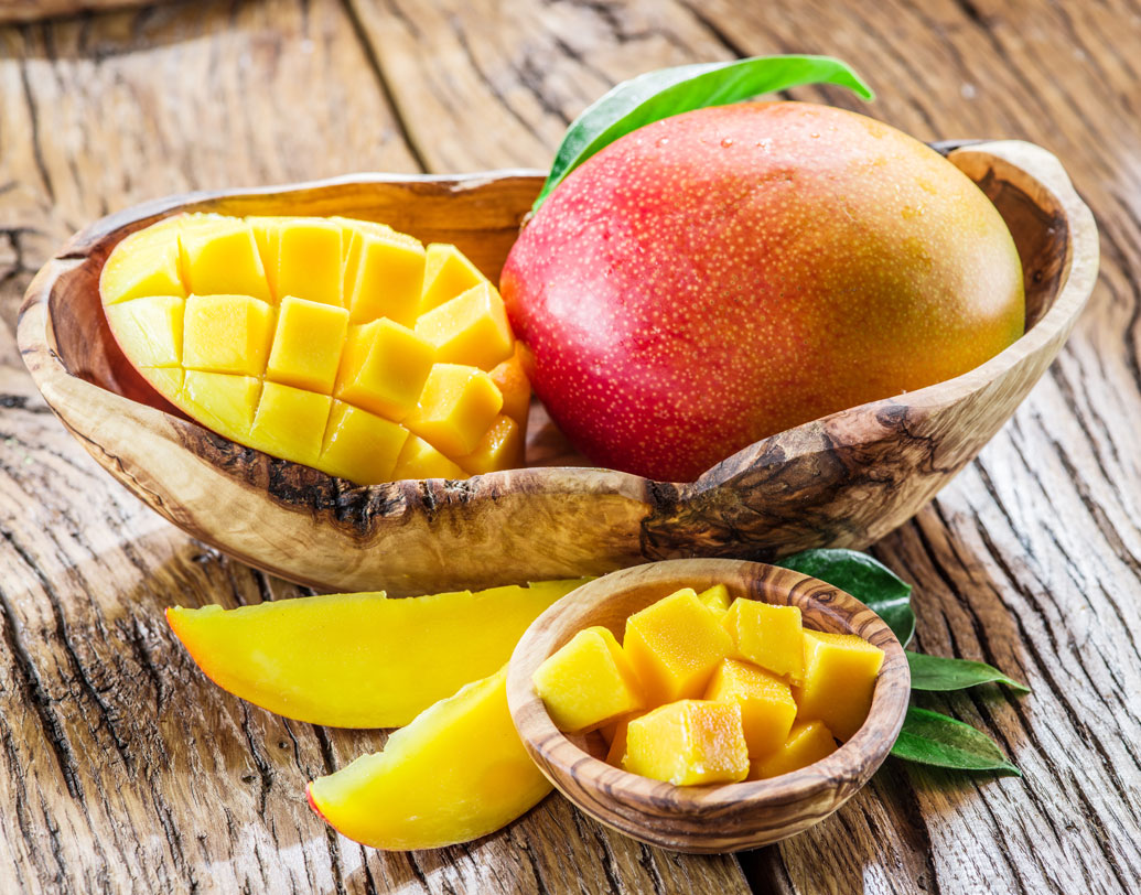 আজকাল বহু আমই কৃত্রিম ভাবে পাকানো হয়। ক্যালশিয়াম কার্বাইড ব্যবহার করা হয় আম পাকাতে। এই রাসায়নিকগুলি ব্যবহারের ফলে শরীরে বিভিন্ন ধরনের প্রভাব পড়তে পারে। এর থেকে শরীরে ক্লান্তি, অবশ বোধ করা ইত্যাদি সমস্যা দেখা দিতে পারে। শুধু তা-ই নয়, এই সব রাসায়নিক ব্যবহার করার ফলে ত্বকেরও নানা সমস্যা দেখা দিতে পারে।