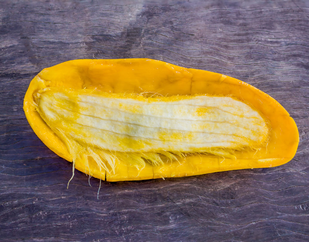 আম খাওয়ার সময় কিছু সচেতনতাও অবলম্বন করতে হয় বইকি।খেয়াল রাখুন, আমে লেগে থাকা আঠা যেন কোনও ভাবে মুখে লেগে না যায়।এ থেকে মুখে চুলকানি, জ্বালা হতে পারে। বেশ কয়েকদিন এর দাগও থেকে যায়। তাই আম খাওয়ার সময়ে এই আঠা যাতে না লাগে সেদিকে নজর দিতে হবে।