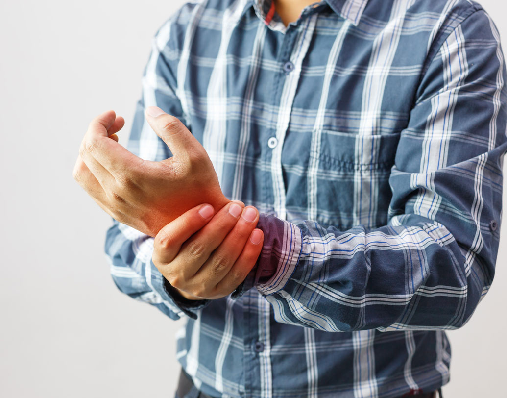 আর্থারাইটিস বা বাতের ব্যথায় যাঁরা ভোগেন তাঁরা আম এড়িয়ে চলুন। আম খেলে এই ধরনের ব্যথা বাড়ার আশঙ্কা বেড়ে যায়। একান্তই আম খেতে চাইলে চিকিৎসকদের পরামর্শ নিন।