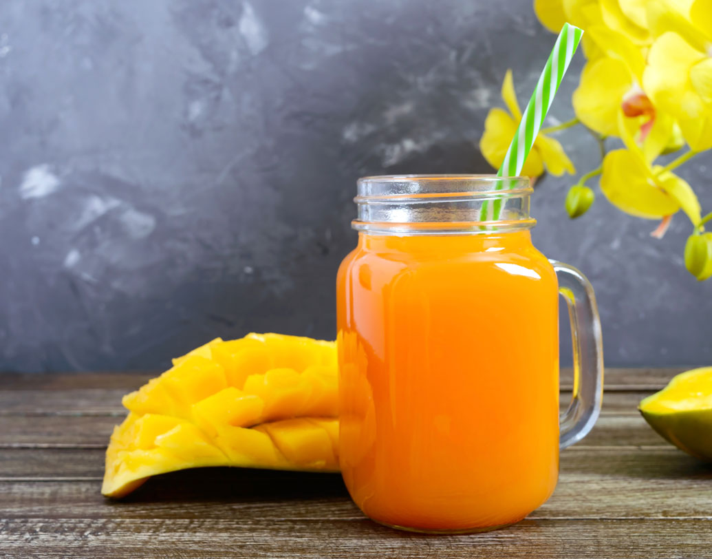 অনেকে আম চিবিয়ে না খেয়ে আমের জুস করে খান। কিন্তু এতে আমের মধ্যে অবস্থিত ফাইবারগুলি নষ্ট হয়ে যায়। ফলে সেই ফাইবারের গুণাগুণ শরীরে কাজে লাগে না। উল্টে পেটের সমস্যা বেড়ে যাওয়ার আশঙ্কা থাকে।