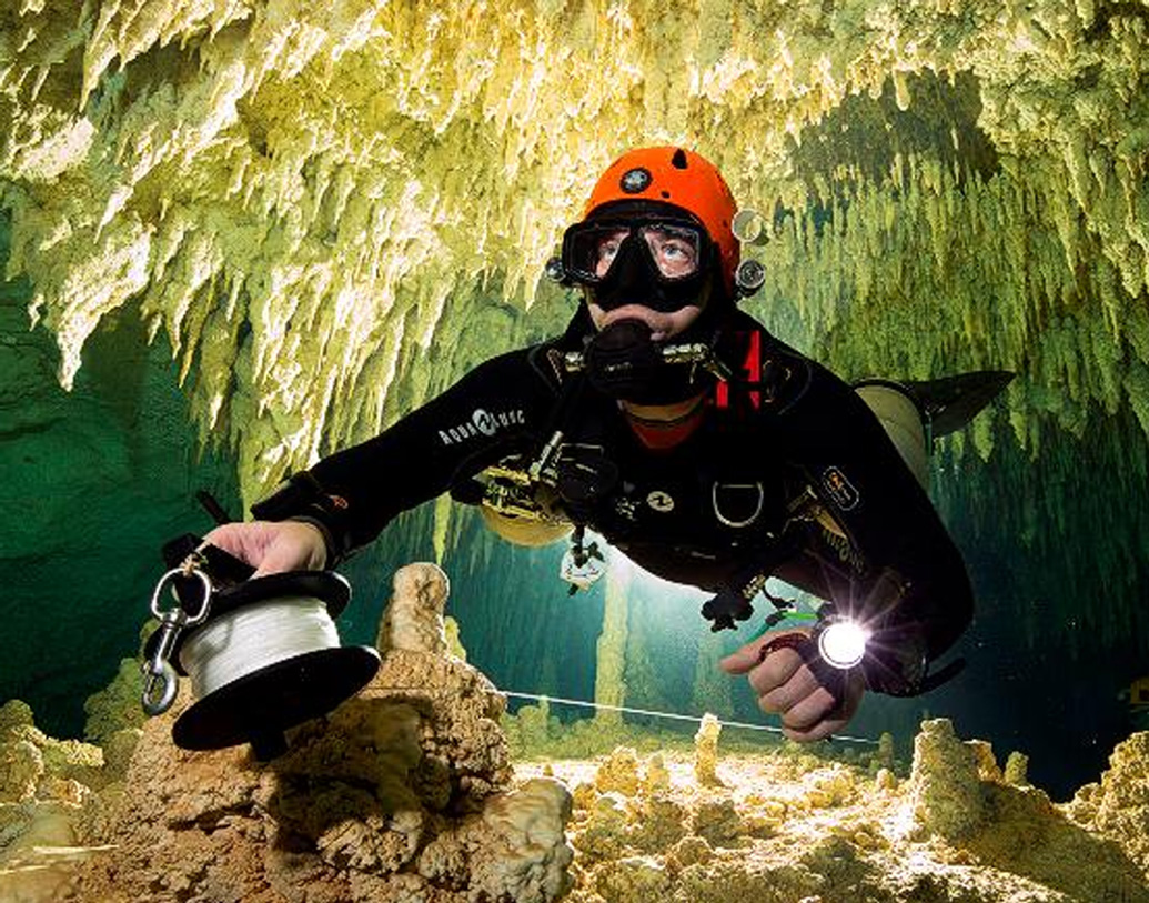 মেক্সিকোর ইউকাটান প্রদেশে চিচেন ইৎজা শহর। এই শহরের চুনাপাথরে ঘেরা একটা গুহা-হ্রদেই নাকি রয়েছে পাতালে প্রবেশের এই পথ। তেমনটাই দাবি করছেন এক দল বিজ্ঞানী।