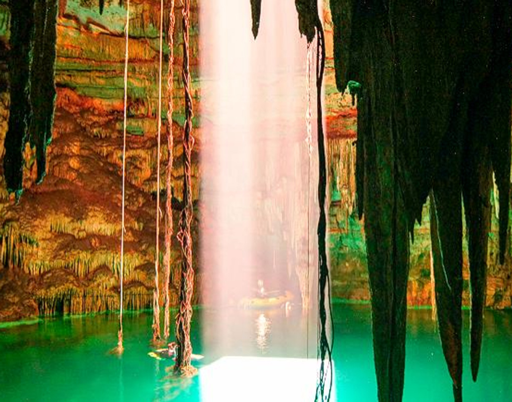 ওই শহরে চারটি গুহা হ্রদ রয়েছে। শহরে মায়া সভ্যতার ধ্বংসস্তূপের উপর এল ক্যাসিলো নামে একটি বড় পিরামিড আকৃতির মন্দির রয়েছে। বছর দুয়েক আগে তার নীচেই গোপন একটি হ্রদের সন্ধান পান প্রত্নতত্ত্ববিদেরা।