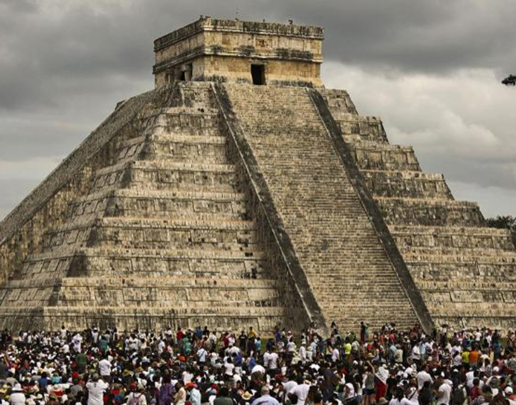 আর গত নভেম্বর মাসে চিচেন ইৎজা একটি ছোট পিরামিড আকৃতির মন্দির থেকে ওই এল ক্যাসিলো পর্যন্ত ভূগর্ভস্থ সুড়ঙ্গ পথের সন্ধান মেলে। অনুমান ছিল, এই পথই এল ক্যাসিলোর নীচে গুহা হ্রদ পর্যন্ত যাবে।