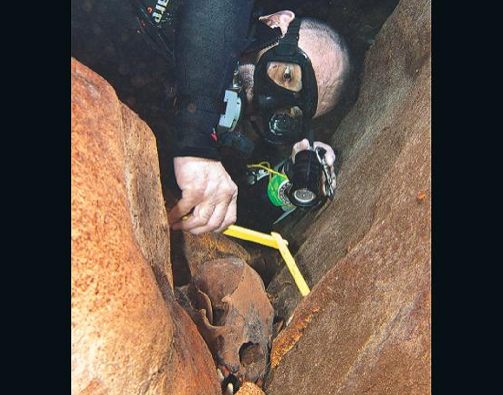 কিন্তু সেই সুড়ঙ্গ পথের মুখ বিশালাকার পাথর দিয়ে বন্ধ করে রাখা ছিল। প্রত্নতত্ত্ববিদেরা জানান, যে সব গুহা মায়াদের কাছে গুরুত্বপূর্ণ ছিল, সেগুলো এ ভাবেই তাঁরা বন্ধ করে দিতেন।