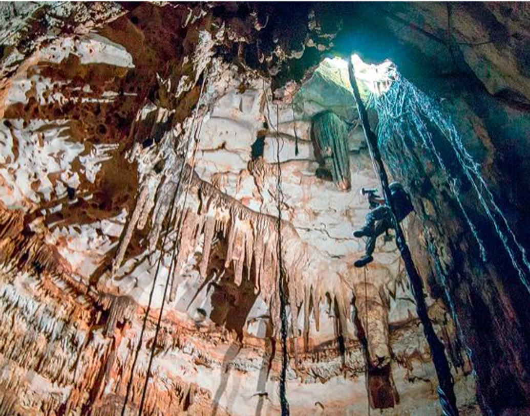 গত নভেম্বর থেকে প্রায় তিন মাস ধরে খননের পর গুহার মুখ খুলতে সমর্থ হন প্রত্নতত্ত্ববিদদের দল। সেই পথ দিয়েই পিরামিডের নীচের হ্রদে পৌঁছন তাঁরা। এই হ্রদই নাকি ‘পাতাল প্রবেশের রাস্তা’ ছিল মায়া সভ্যতার।