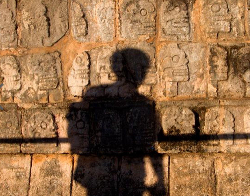 শিশুদেরই কেন বেশি বলি দেওয়া হত, তা নিয়ে প্রশ্ন রয়েছে প্রত্নতত্ত্ববিদদের মনে। হতে পারে, এই শিশুরা অন্য জাতির। তাদের চুরি করে এনে বলি দেওয়া হত, অনুমান তাঁদের। তবে দাঁত, হাড় পরীক্ষায় জানা গিয়েছে, ওই শিশুদের স্বাস্থ্যও খুব খারাপ ছিল। অর্থাৎ তারা অপুষ্টিতে ভুগছিল।