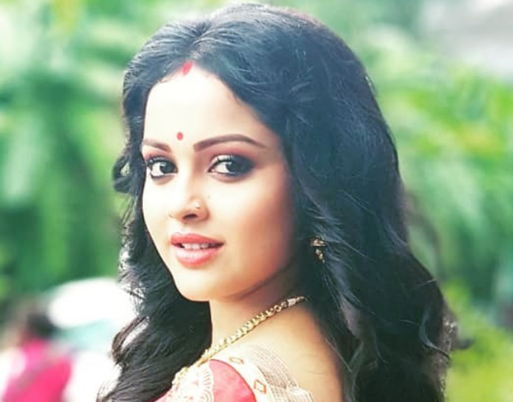 জিতু-নবনীতার সম্পর্কের খবর প্রথমে টেলি পাড়ার সদস্যরাও জানতেন না। পরে ধীরে ধীরে বন্ধুদের জানিয়েছিলেন তাঁরা।