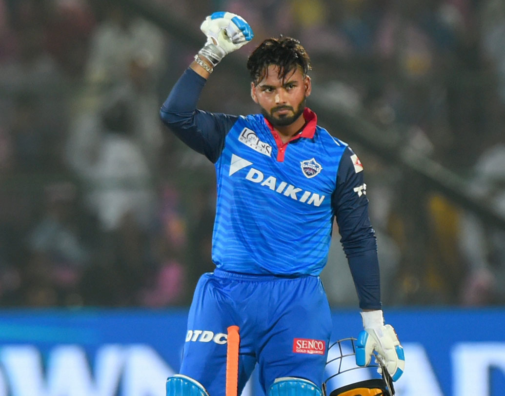 বিশ্বকাপের দলে ঠাঁই পাননি। এ বারের আইপিএলেও কয়েকটি ইনিংস ছাড়া ধারাবাহিকতা পারফরম্যান্সও নেই। তবে আজকের ম্যাচে তাঁর বিরুদ্ধে সব সমালোচনার জবাব দিতে মুখিয়ে থাকবেন ঋষভ পন্থ। শ্রেয়সের পর ব্যাটিং করতে আসতে পারেন ঋষভ।