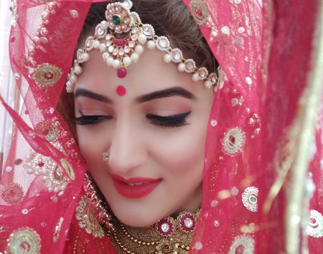 শ্রাবন্তী এবং রোশনের একই বছর, একই দিনে জন্ম। নায়িকার কথায়, ‘‘ওর ফ্যামিলি ভীষণ ভাল। ওর মা সিঙ্গল মাদার। ছোটবেলায় বাবা মারা গিয়েছিলেন। আমিও ছেলেকে একাই বড় করছি। স্ট্রাগল করছি। সেটা উনি দেখেছেন। ওর দিদি, জামাইবাবুরা আমাকে খুব ভালবাসে। সম্মান দেয়। আমার বাবা-মাকেও খুব সম্মান দিয়েছে। দুই বাড়ি থেকেই আমাদের বিয়ের সিদ্ধান্ত নেওয়া হয়েছিল।’’