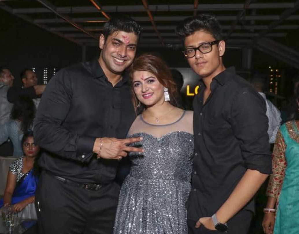 ছেলে অর্থাত্ ঝিনুকের মতামত ছাড়া কোনও কাজ করেন না শ্রাবন্তী। এই বিয়েতে খুশি ঝিনুক। রোশন এবং ঝিনুকের সঙ্গে শ্রাবন্তী।