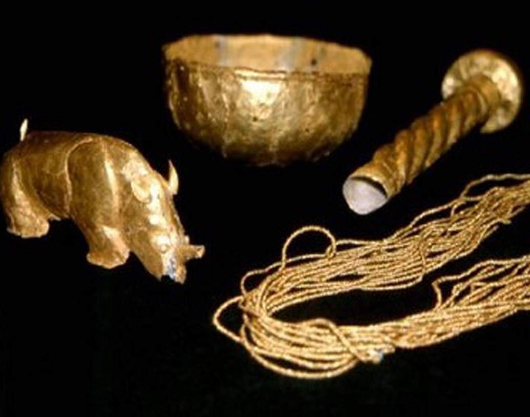 হাতির হাঁত, পশুর চামড়া, কাচের পুঁতি লেনদেন হত মাপুঙ্গুবের অন্তর্গত বাম্বানদিয়ানালো থেকে। এটির অস্তিত্ব ছিল ১০৩০-১০২০ পর্যন্ত। কিন্তু ১৩ শতকে সোনাই হয়ে উঠল মুখ্য।