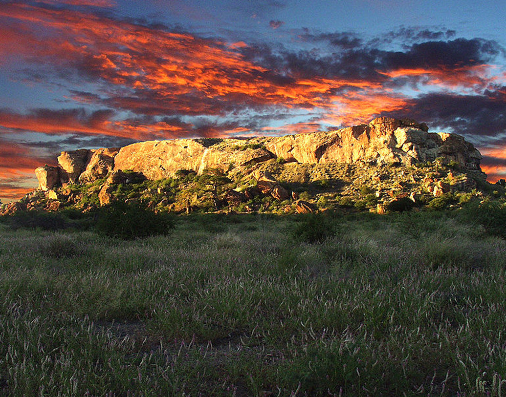 কাঠের তৈরি কাঠামোর উপর সোনার কয়েকটি পাত হাতুড়ি দিয়ে পিটিয়ে বসিয়ে তৈরি হয়েছিল এটি, বলেছিলেন ইতিহাসবিদরা। পাহাড়ের উপরের এলাকায় বাস করতেন অভিজাতরা, আর তলদেশে বাস করতেন বাকিরা। মূলত কৃষি, পশুপালন নির্ভর জীবিকা ছিল তাঁদের।