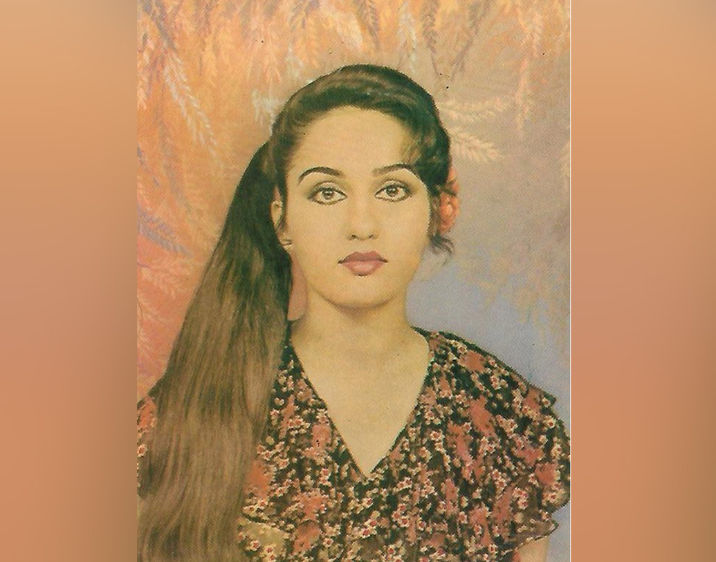 বাবা-মা দু’জনেই অভিনয় জগতের সঙ্গে যুক্ত ছিলেন। বিবাহ বিচ্ছেদের পর মা তাঁর নাম বদলে দিলেন। নাম হল রূপা, সেখান থেকে নাম বদলে হল রীনা। এই অভিনেত্রী ‘বোল্ড সিনে’ স্বচ্ছন্দ, বলা হত এমনটাই।