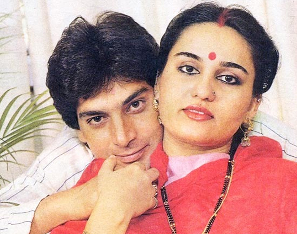 একটি মেয়েও হয় তাঁদের। কিন্তু বিয়ে টেকেনি বেশি দিন। বিচ্ছেদ হয়ে যায় তাঁদের। কারণ হিসাবে ইংল্যান্ডে থাকতে না চাওয়া এবং কাজকে মিস করার কথা জানিয়েছিলেন রীনা। অসম্ভব বিলাসবহুল জীবনযাপনে হাঁফিয়ে ওঠার কথাও বলেছিলেন তিনি। মেয়ের রক্ষণাবেক্ষণের দায়িত্ব নিয়ে আইনি লড়াইয়ের মাঝেও ছবি চালিয়ে যান তিনি।