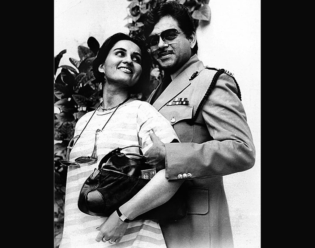 বেশ কিছু দিন ছবি থেকে দূরে সরে ১৯৯৩ সালে ফিরে আসেন ‘আদমি খিলোনা হ্যায়’ ছবিতে।