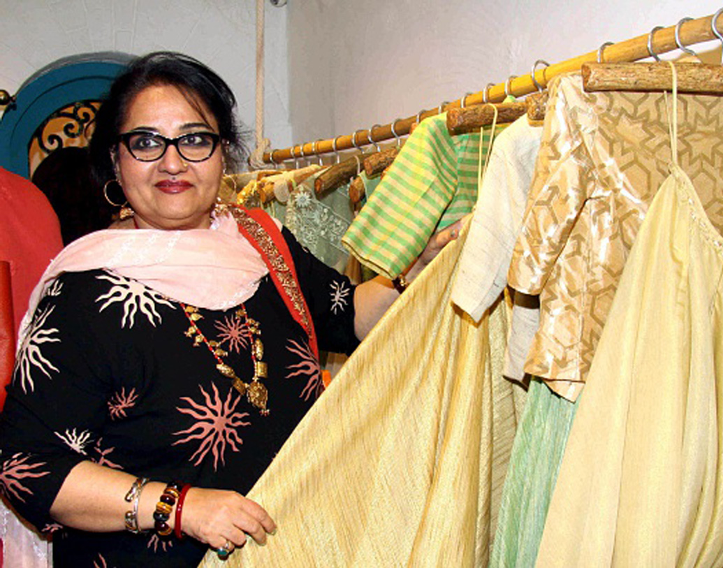 জেপি দত্তর ‘বাটওয়ারা’ ছবিতে অভিনয় করেন মহসিন খান। রিনার শেষ ছবি ছিল জেপিরই পরিচালিত ‘রিফিউজি’।