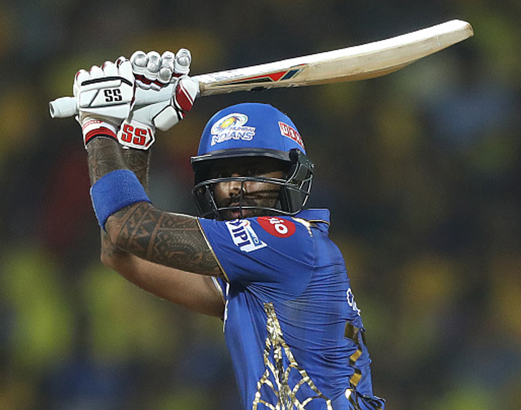 ৫৪ বলে অপরাজিত ৭১ রান করে ম্যাচ জয়ের অন্যতম কারণ হয়ে উঠলেন সূর্যকুমার যাদব। কঠিন পিচে কী ভাবে ব্যাট করতে হয়, তা যেন শিখিয়ে দিলেন প্রাক্তন এই নাইট। ঈশান কিষাণ ও হার্দিক পাণ্ড্য সঙ্গত দিয়েছেন সূর্যকে।