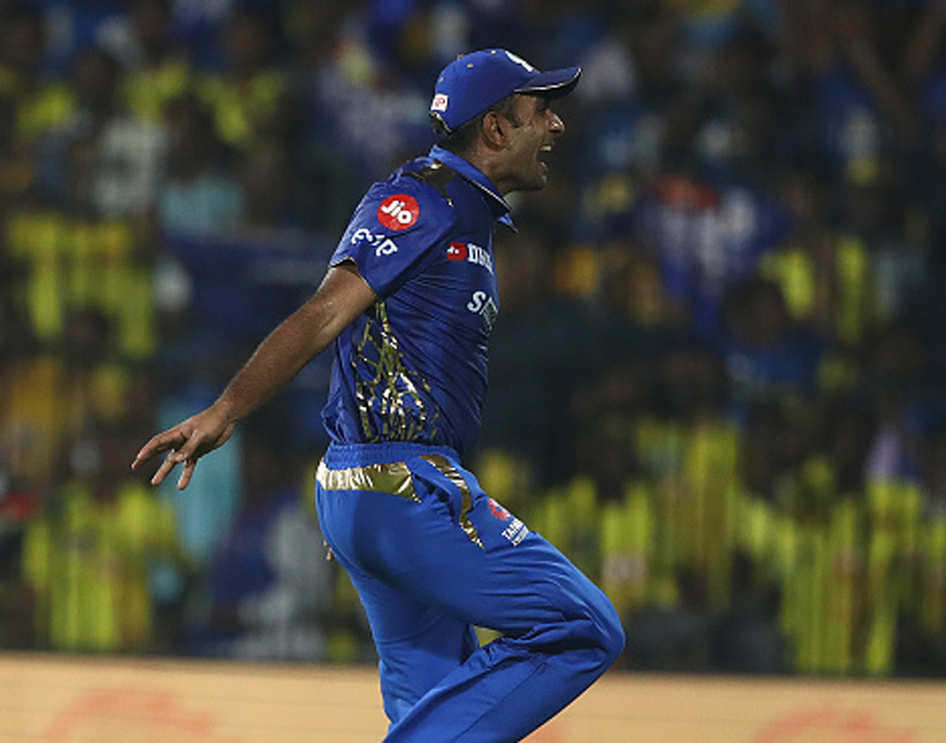 সিএসকের বড় ভরসা সুরেশ রায়নাকে তাড়াতাড়ি ফিরিয়ে দিলেন জয়ন্ত যাদব। ঘূর্ণি পিচ ও মন্থর পিচে ফিঙ্গার স্পিনার চমৎকার বল করেছেন।