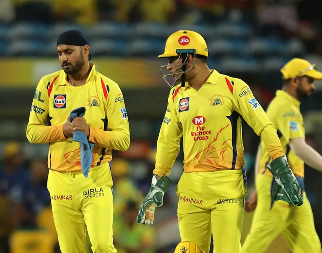 চেন্নাই বোলারদের মধ্যে ঘূর্ণি পিচে সবচেয়ে বেশি জ্বলে উঠতে পারতেন হরভজন সিংহ, কিন্তু কাজে আসেনি তাঁর অভিজ্ঞতা। চেন্নাইয়ের ফিল্ডিংও খুব একটা ভাল হয়নি এই ম্যাচে।