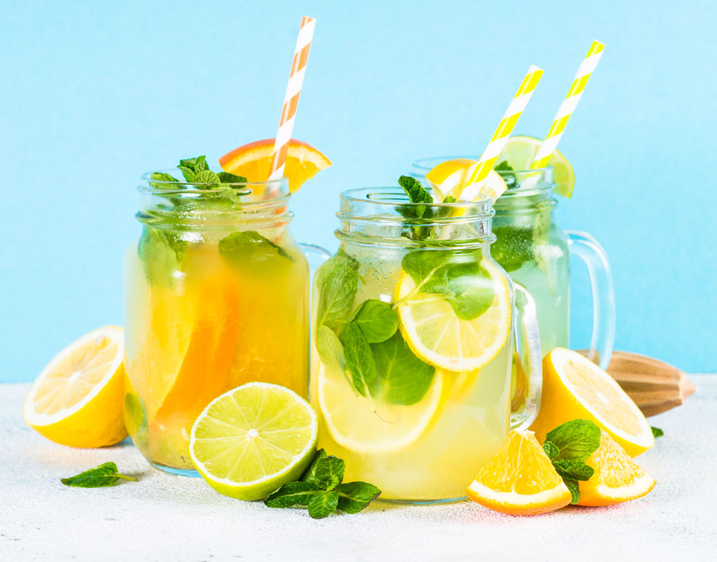 খাবার পাতে তাই শরীর ঠান্ডা করা খাবার আর হাতে শরবত, এমনটাই গ্রীষ্মে ডাইনিং টেবিলের চেনা ছক।শরবত খাওয়ার ফলে খাবার হজমও হয় সহজে। কিন্তু শুধু তেষ্টা মিটলেই তো চলবে না, গরমে বাছতে হবে এমন পানীয় যা শরীরও ঠান্ডা রাখবে। বাজারচলতি রাসায়নিক মেশানো শরবত বাদ দিয়ে আজ থেকেই বাড়িতে মজুত রাখুন এ সব পানীয়।