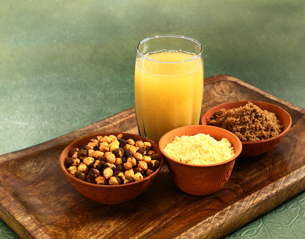 ছাতুর শরবত: এই পানীয় শরীরে যেমন শক্তি প্রদান করে, তেমনই পেট ঠান্ডা রাখে ও পেট ভরায়। নুন, মধু,লেবু, বিটনুন, মিশিয়ে বাড়িতেও বানিয়ে নিতে পারেন ছাতুর শরবত। গরমে পেট ঠান্ডা রাখতে সবচেয়ে বেশি কার্যকর শরবতদের অন্যতম এটি। অনেকে এর সঙ্গে পিঁয়াজকুচি মিশিয়েও খান।