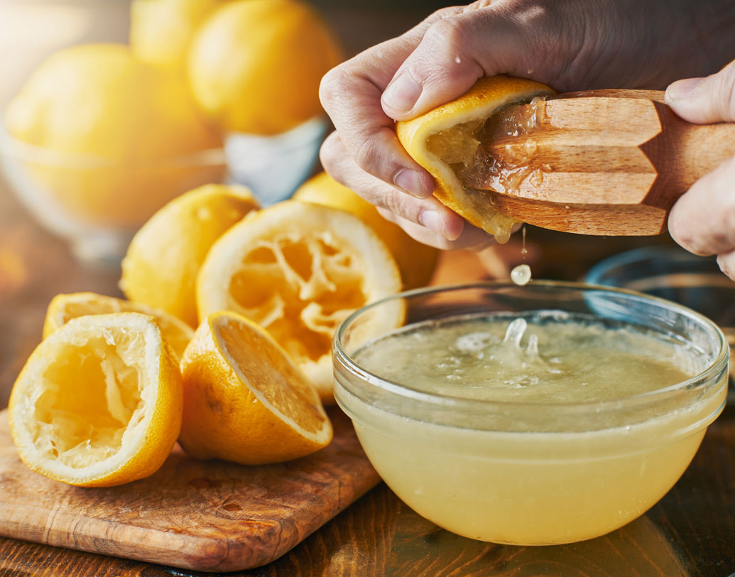 লেবুর শরবত: প্রায় সব বাড়িতেই গরমে এই একটি শরবতের অবারিত দ্বার থাকে।গরমে অতিরিক্ত গ্লুকোজ বেরনোরকারণেডায়রিয়ার আশঙ্কা দেখা দেয়। তাই শরীরকে সহজলভ্য উপায়ে হাইড্রেট করে তুলতে লেবুর শরবতঅত্যন্ত উপযোগী।