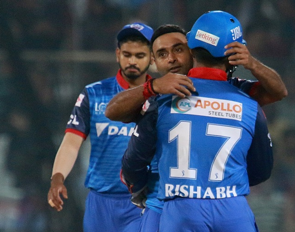 অমিত মিশ্র ৪ ওভারে ১৬ রান দিয়ে এক উইকেট নেন। প্রবীণ অমিত যেন এই মরসুমে একেবারে বদলে যাওয়া বোলার। ইশান্ত শর্মাও ২ উইকেট পান।