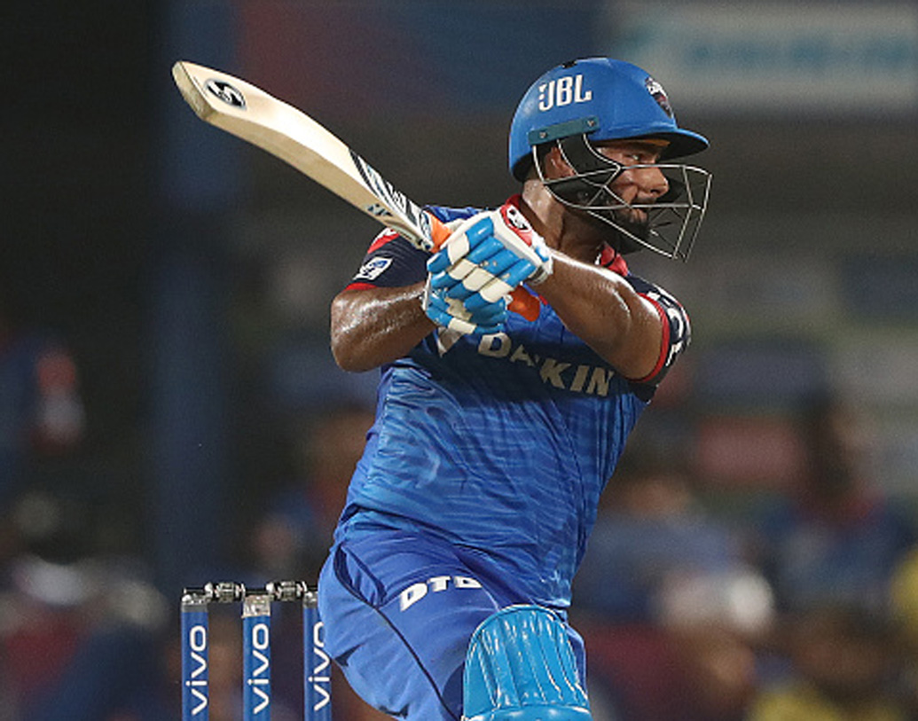 শ্রেয়স আর পৃথ্বী আউট হয়ে গেলেও জয়ের অন্যতম নায়ক ঋষভ পন্থ। কলিন মুনরো আর অক্ষর পটেলকে রশিদ খান ফিরিয়ে দিলেও ক্রিজে রয়ে গিয়েছিলেন পন্থ।