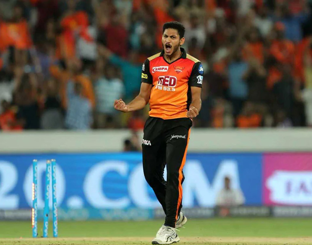 বাসিল থাম্পির করা ১৮ নম্বর ওভারের প্রথম চারটে বলে দুটো ছয়, দুটো চার মেরে ম্যাচটা ঘুরিয়ে দেয় ওই ঋষভই (২১ বলে ৪৯, দুটো চার, পাঁচটা ছয়)।