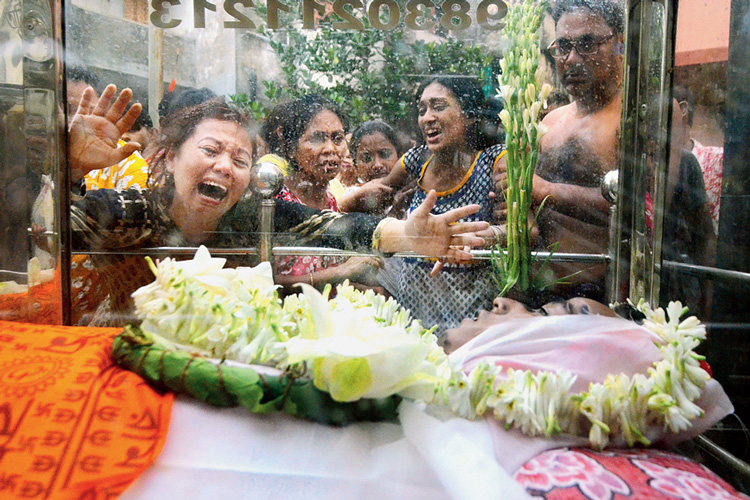 বুকভাঙা: রাজীবের দেহ নিয়ে পরিজনেরা। বুধবার, বাগুইআটিতে। ছবি: স্নেহাশিস ভট্টাচার্য