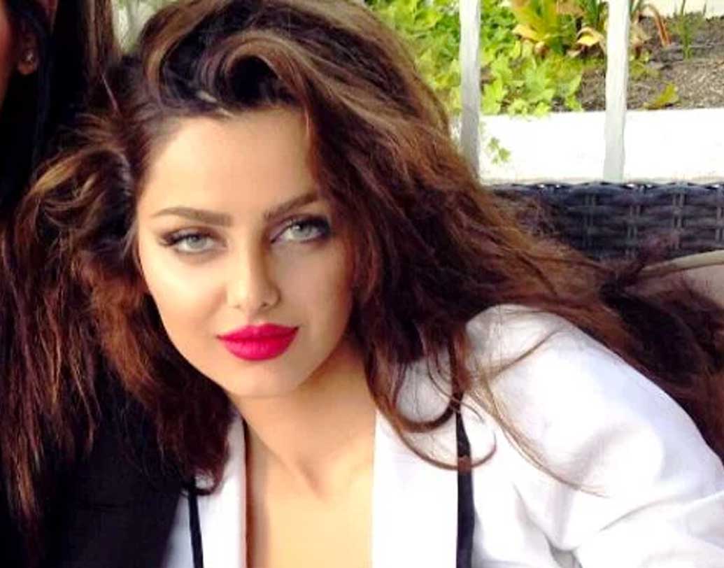 মাহলাঘার অনুরাগীর সংখ্যা কিন্তু অ্যাশ সুন্দরীর মতোই। ইনস্টাগ্রামে ২৭ লক্ষ ছাড়িয়ে গিয়েছে তাঁর ফলোয়ার সংখ্যা।