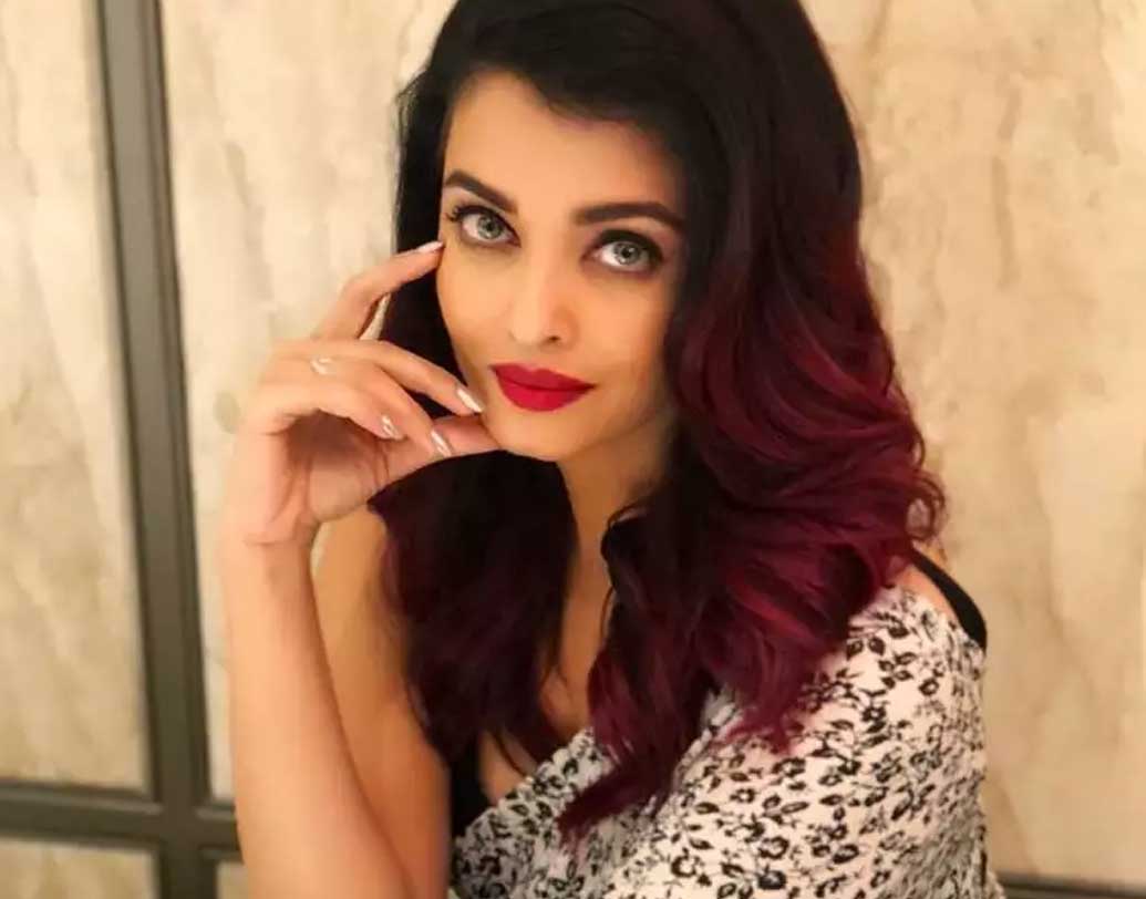 ঐশ্বর্যার সৌন্দর্য নিয়ে কোনও কথা হবে না। মুগ্ধ আট থেকে আশি প্রত্যেকেই। মণিরত্নমের ছবিতে দেখা যেতে পারে তাঁকে।