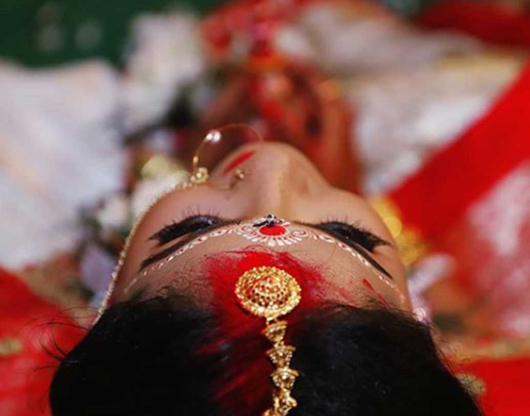 বিয়ের পরের দিন সন্ধের পর নিয়ম মেনে জিতুর বাড়িতে যান নবদম্পতি। আত্মীয়, বন্ধুদের উপস্থিতিতে আচার, অনুষ্ঠান পালন করেন তাঁরা।