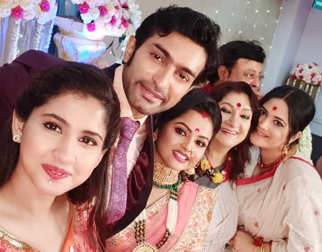 রিসেপশনে নবদম্পতির সঙ্গে স্বাগতা, ঋষি, অদিতি প্রমুখ। হাজির ছিলেন টেলি পাড়ার বহু সদস্য।