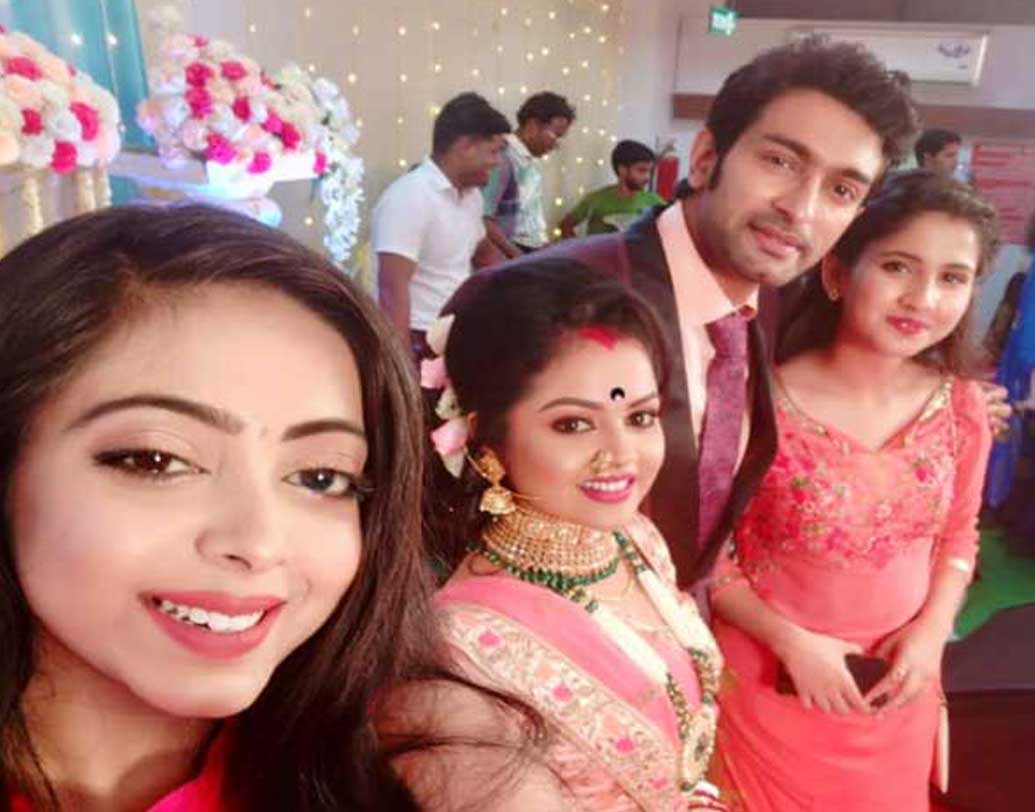 জিতু-নবনীতার সঙ্গে সেলফি তুলতে ব্যস্ত শ্রীময়ী চট্টরাজ।