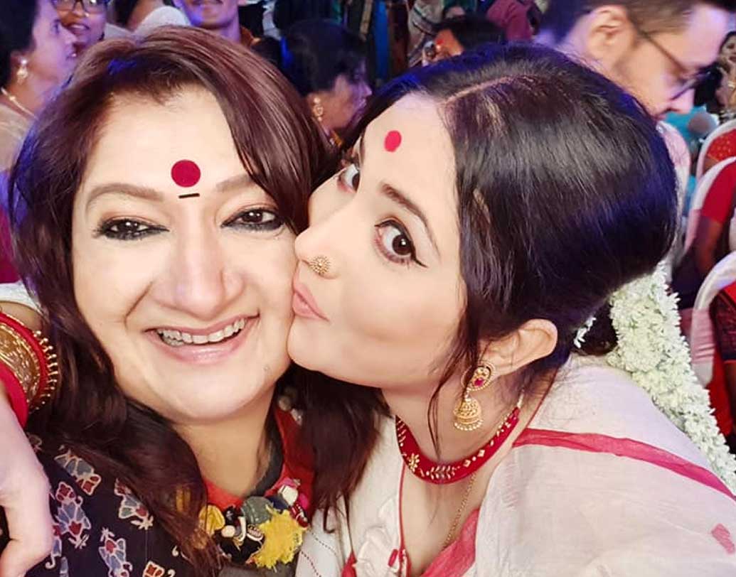 গ্রুপ ছবি তোলার পর বিয়ে বাড়িতে স্বাগতা এবং অদিতির সেলফি।