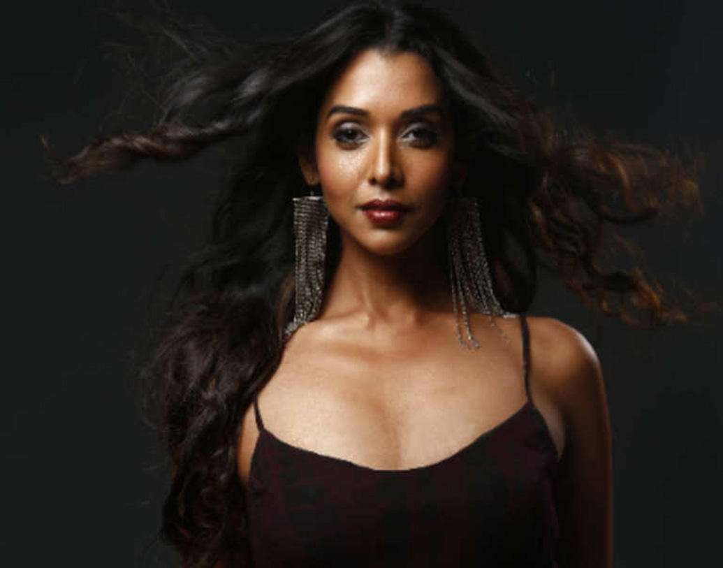 এই অভিনেত্রীর নাম অণুপ্রিয়া গোয়েঙ্কা। ‘ড্যাডি’, ‘ঢিসুম’, ‘ববি জাসুস’ ছবিগুলিতে দেখা গিয়েছে তাঁকে।