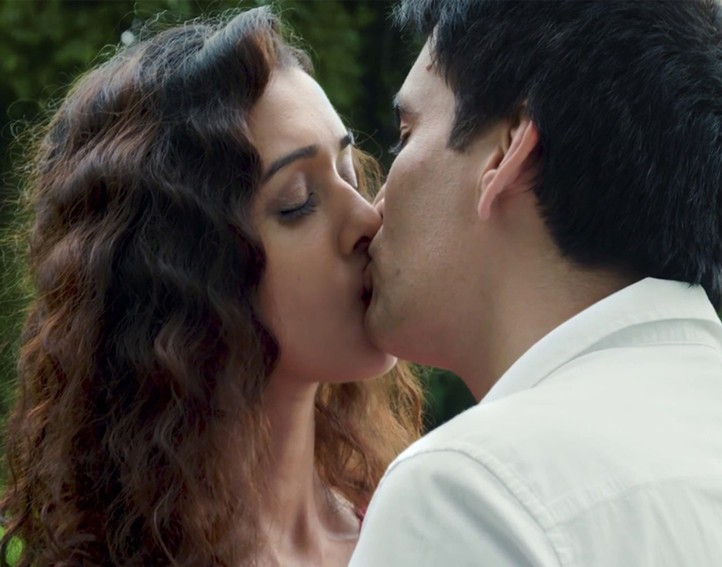 প্রায় ১৫০টির কাছাকাছি বিজ্ঞাপনে অভিনয় করেছেন তিনি। চুমুর একটি দৃশ্যে বিতর্কও রয়েছে।  