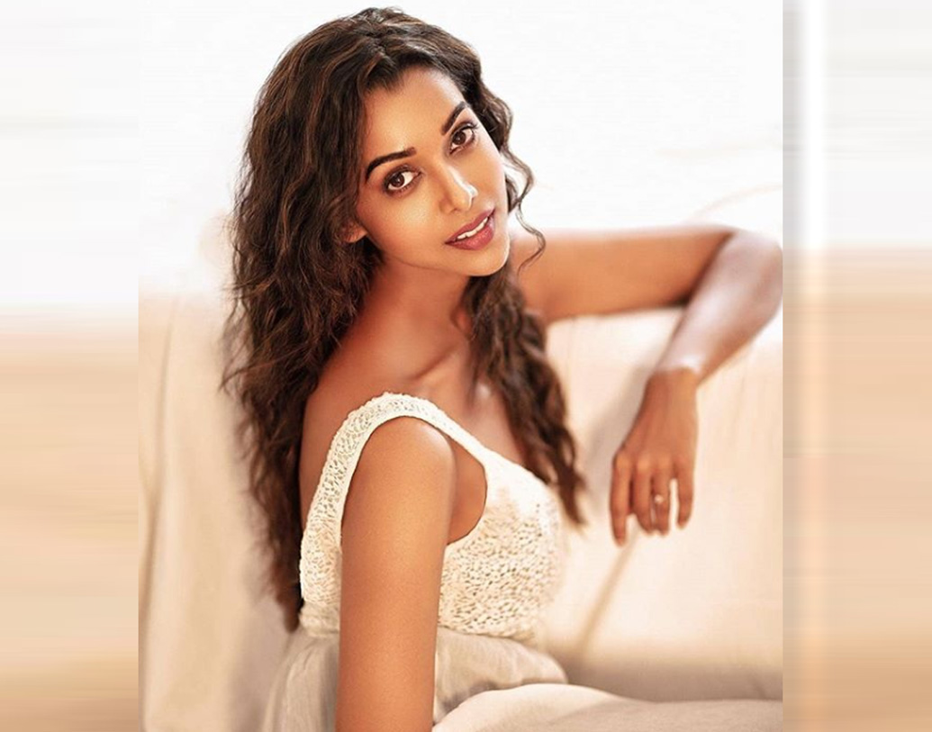 ব্যবসায়ী পরিবারের মেয়ে একটা পর্যায়ে পড়াশোনার পর ব্যবসাই করতে চেয়েছিলেন। পারিবারিক কাপড়ের ব্যবসায় সময় দিতে শুরু করেন।