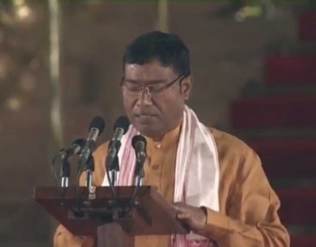 তিনি রামেশ্বর তেলি। ডিব্রুগড়ের বাসিন্দা রামেশ্বর মোদীর নয়া মন্ত্রিসভায় শপথ নিয়েছেন এ বার। খাদ্য প্রক্রিয়াকরণ শিল্পের প্রতিমন্ত্রী হিসাবে অসমের এই সাংসদকেই বেছে নিয়েছেন নরেন্দ্র মোদী।
