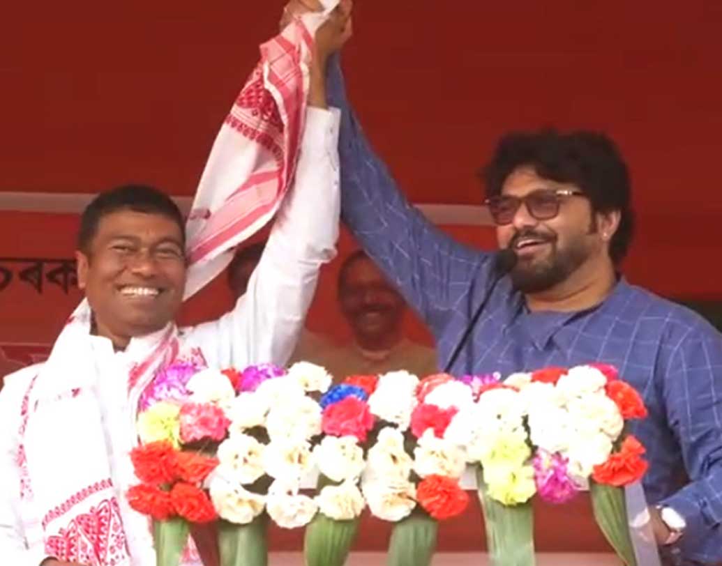 রামেশ্বর তেলির ছোটবেলা খুব অভাবের মধ্যে কেটেছে। বাবা সামান্য চা শ্রমিক ছিলেন। ডিব্রুগড়ের চা বাগানেই দরমার ঘরে ভাই, দুই বোন নিয়ে মোট ৬ জনের বাস। বাবার টাকায় ঠিকমতো জলখাবারও জুটত না তাঁদের।