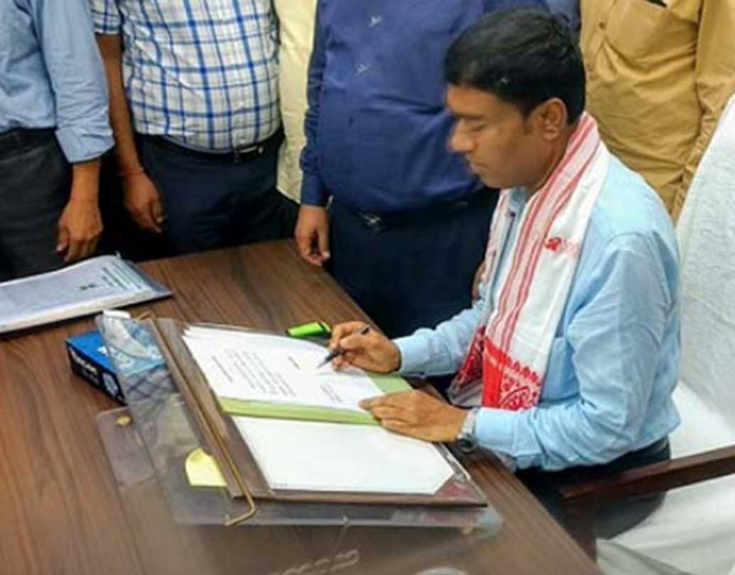 রামেশ্বরের বয়স তখন মাত্র ১২ বছর। তখন থেকেই নিজেদের খাবার খরচ নিজেই উপার্জন করতে শুরু করেন। দু’বছরের ছোট ভাই গুণেশ্বরকে সঙ্গে নিয়ে রোজ আশেপাশের জঙ্গল চষে বেড়াতেন। সঙ্গে করে কচু আর ঢেকি শাক নিয়ে ফিরতেন। সেগুলোই বিক্রি করে রুটি কেনার পয়সা জোগাড় করতেন।